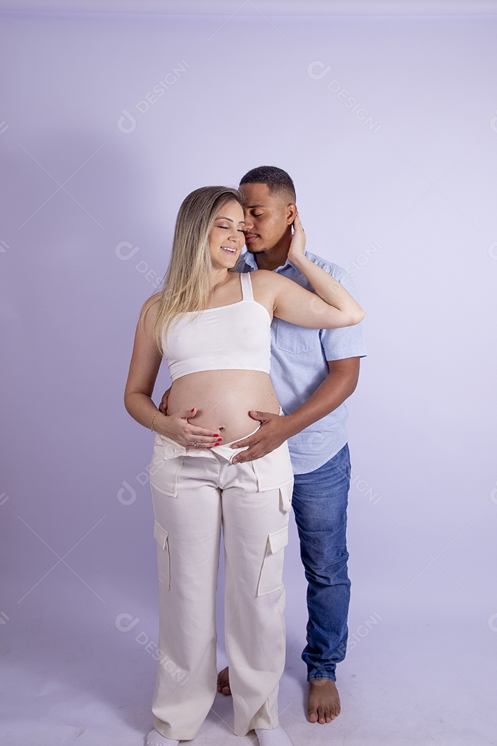 Mulher gravida ao lado de seu marido sobre fundo isolado