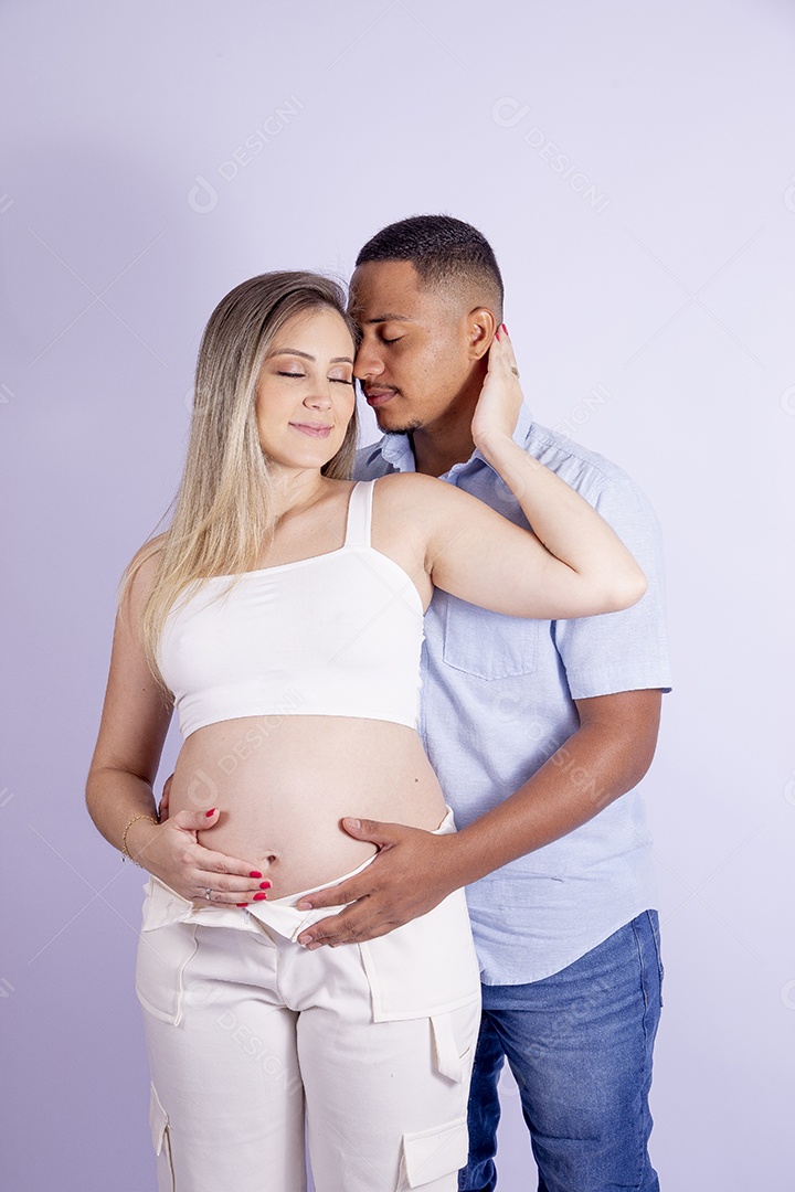 Lindo casal apaixonado sobre fundo isolado