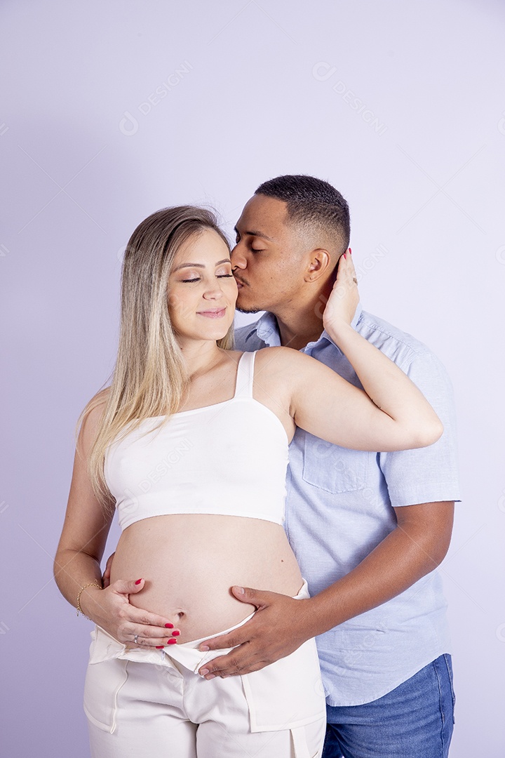 Lindo casal apaixonado sobre fundo isolado
