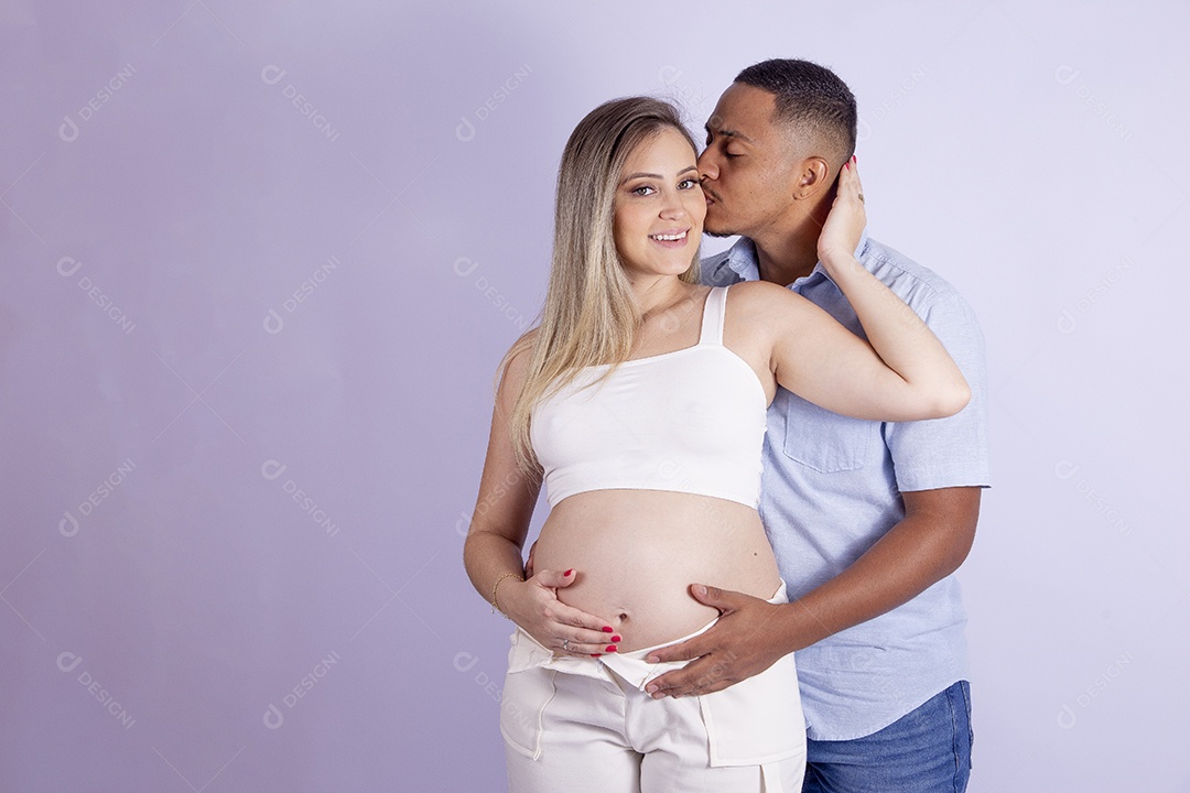 Lindo casal apaixonado sobre fundo isolado