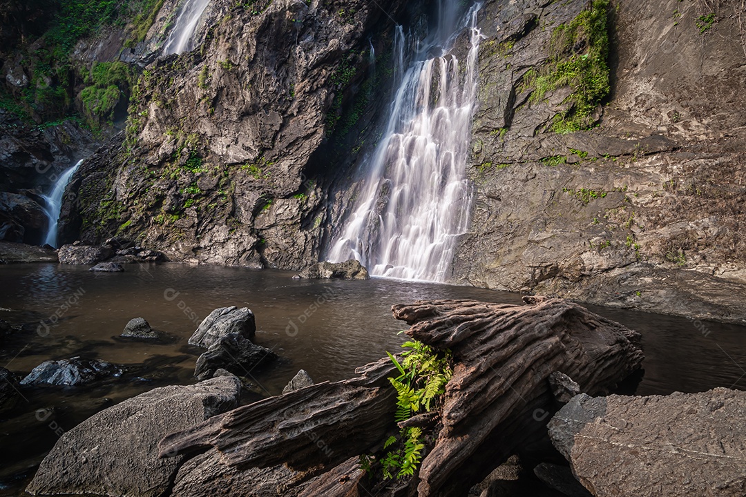 Belas cachoeiras no parque nacional klong lan da Tailândia