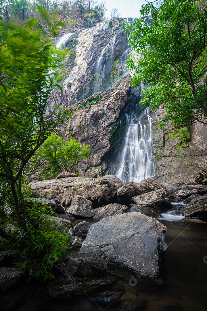 Belas cachoeiras no parque nacional klong lan da Tailândia