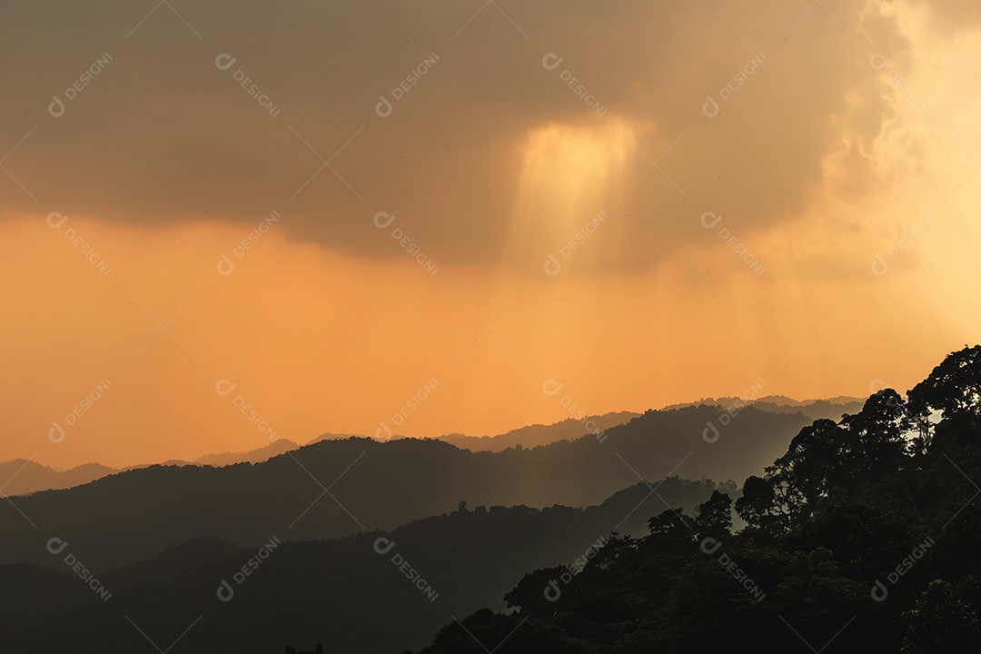 Brilho divino através das nuvens do sol quente da tarde conceito de paz e felicidade