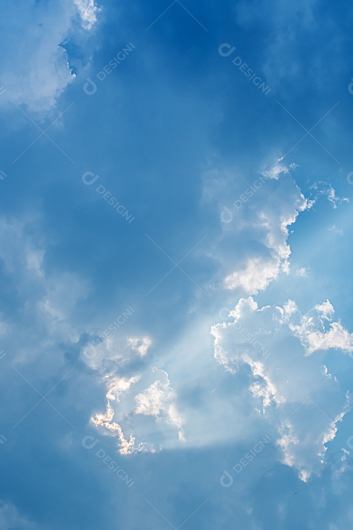 Brilho divino através das nuvens do sol quente da tarde conceito de paz e felicidade