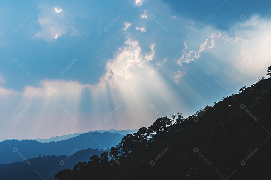 Brilho divino através das nuvens do sol quente da tarde conceito de paz e felicidade