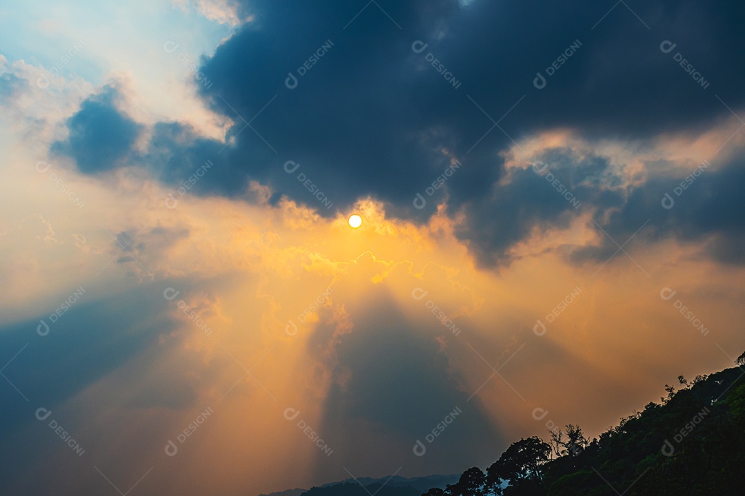 Brilho divino através das nuvens do sol quente da tarde conceito de paz e felicidade