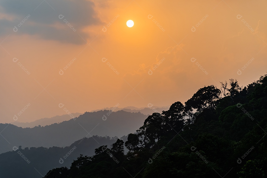 Brilho divino através das nuvens do sol quente da tarde conceito de paz e felicidade