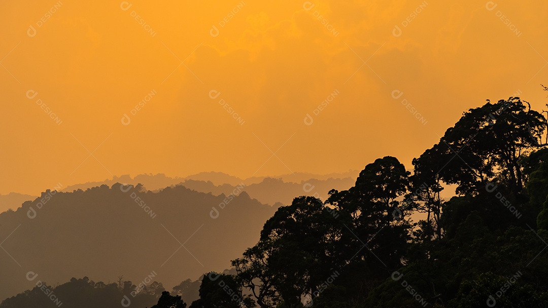 Brilho divino através das nuvens do sol quente da tarde conceito de paz e felicidade