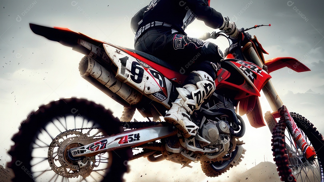 Pessoa jovem pilotando moto de motocross.