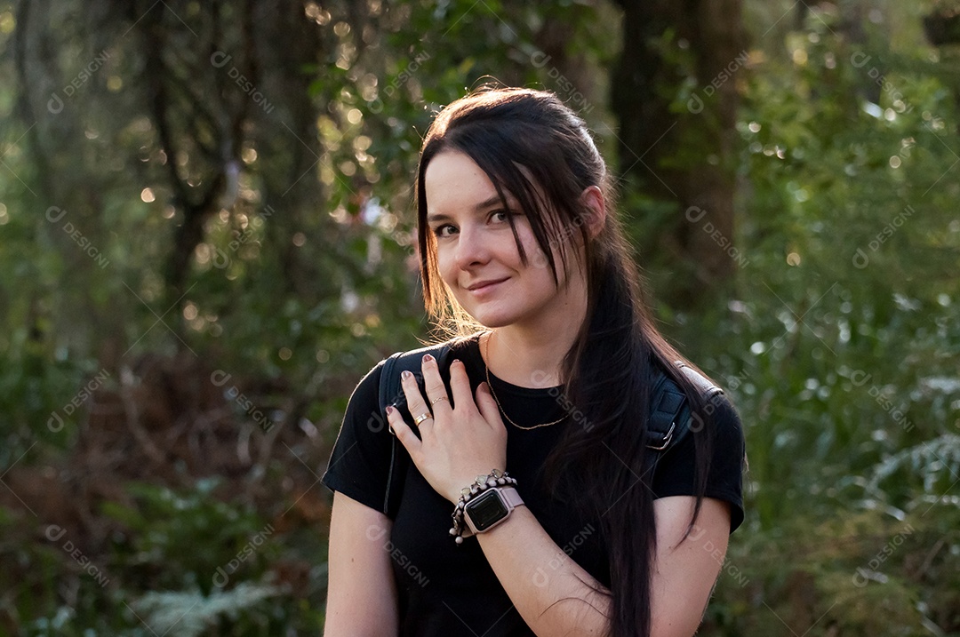 Linda garota na floresta no Brasil