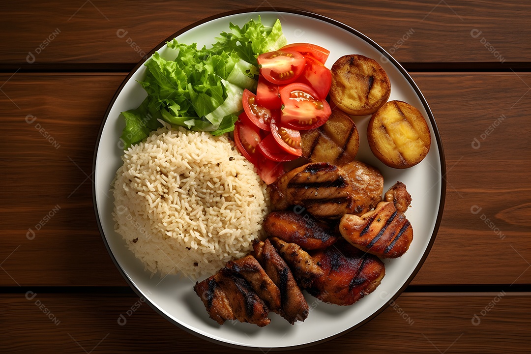 Prato de comida arroz carne salada molho sobre uma mesa de restaurante