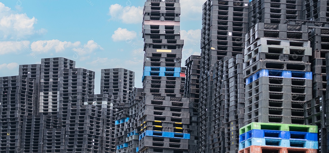 Pilha de paletes de transporte de plástico