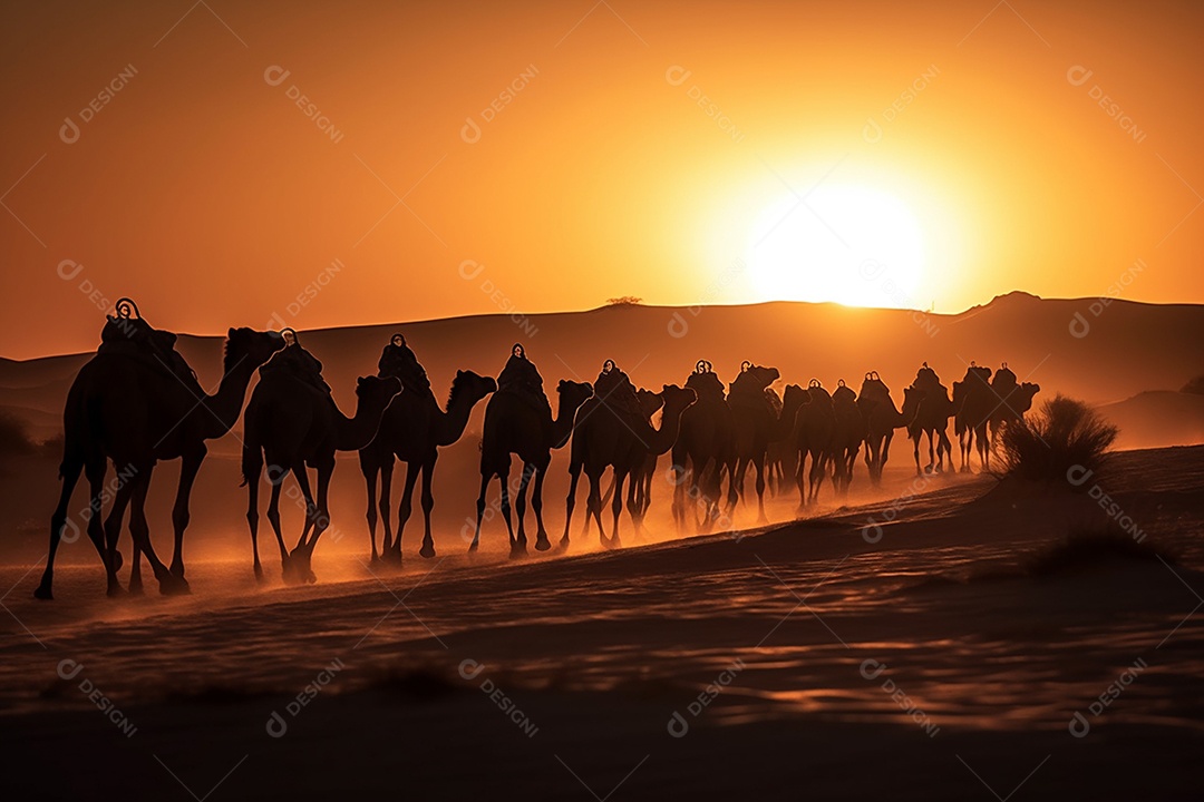 Linda fila de silheta camelos ao pôr do sol sobre fundo de um deserto