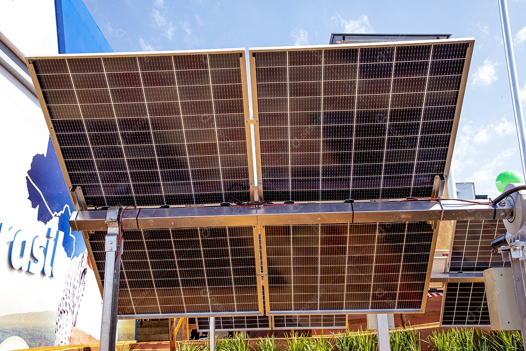 Placa solares sobre campo dia ensolarado
