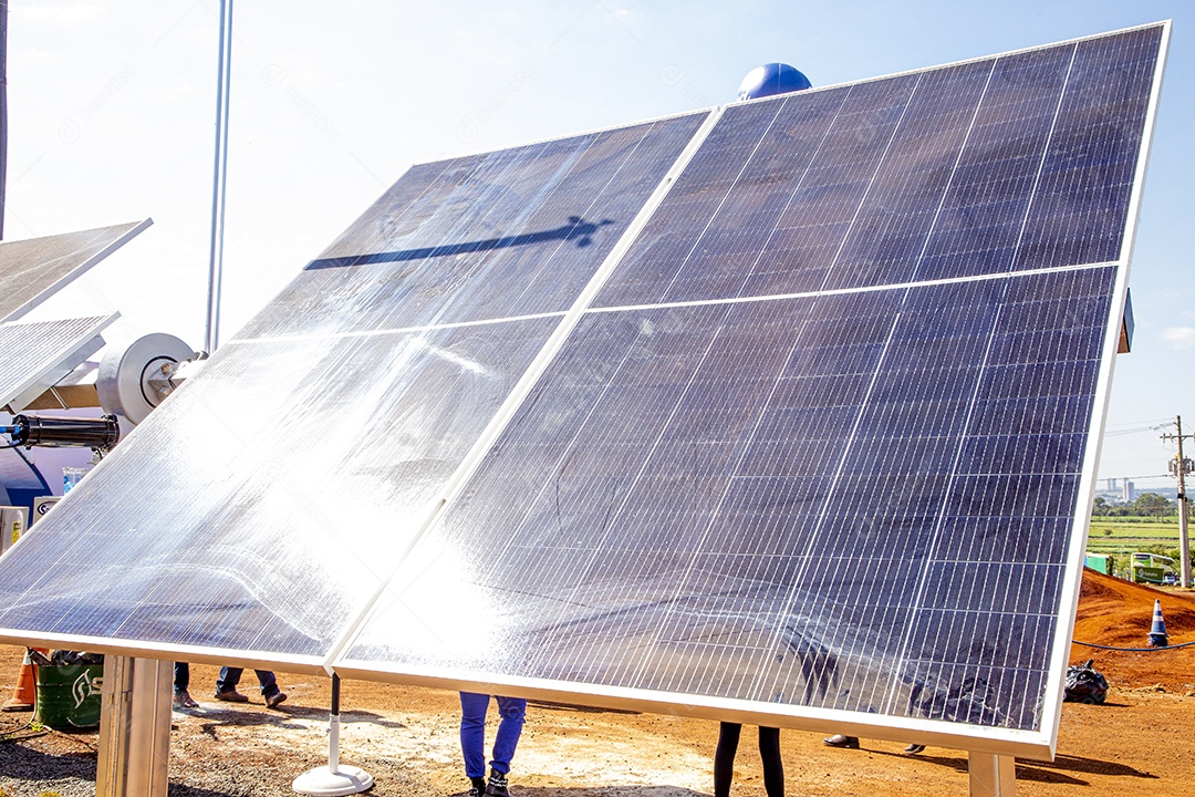Placa solares sobre campo dia ensolarado