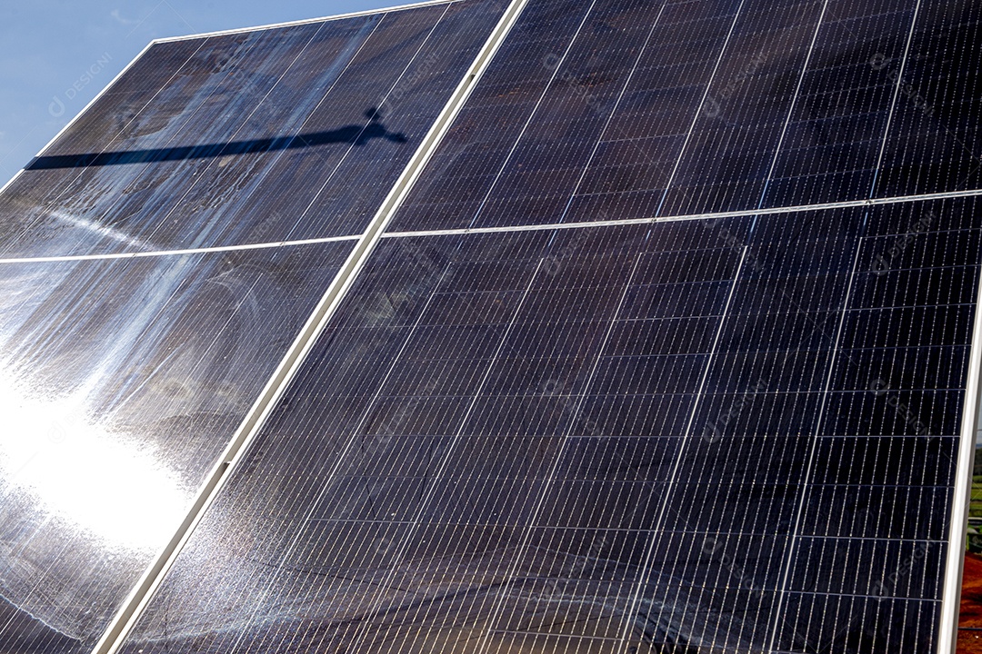 Placa solares sobre campo dia ensolarado