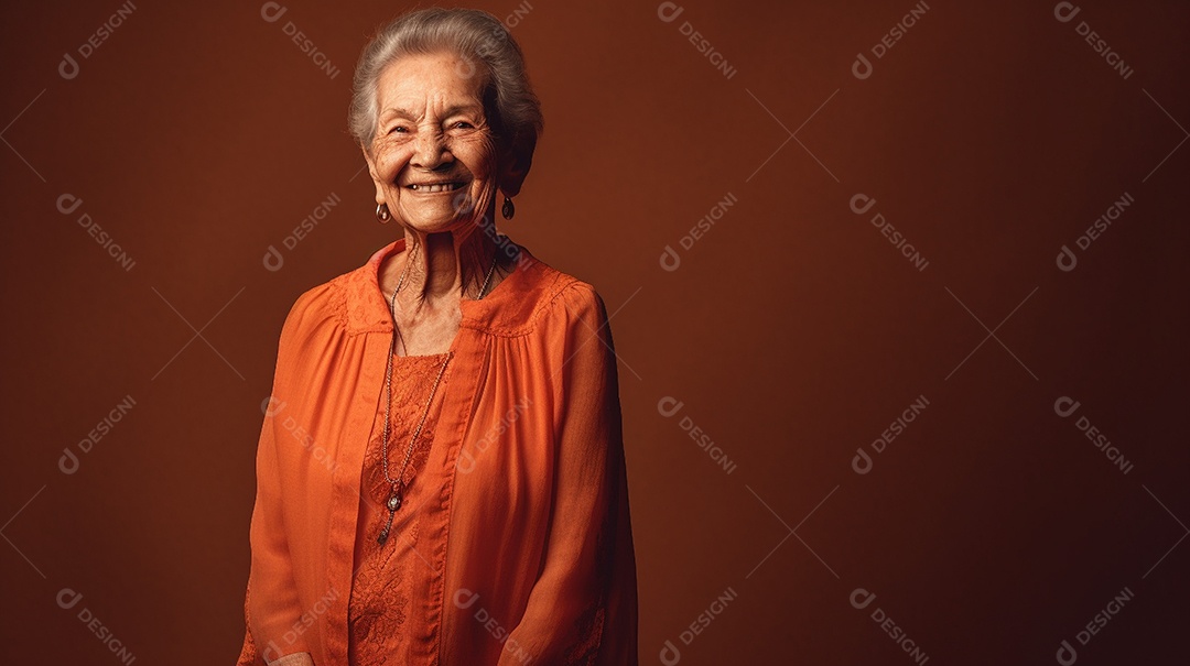 Um adulto sênior alegre está em um estúdio, sorrindo amplamente enquanto posa para o retrato.