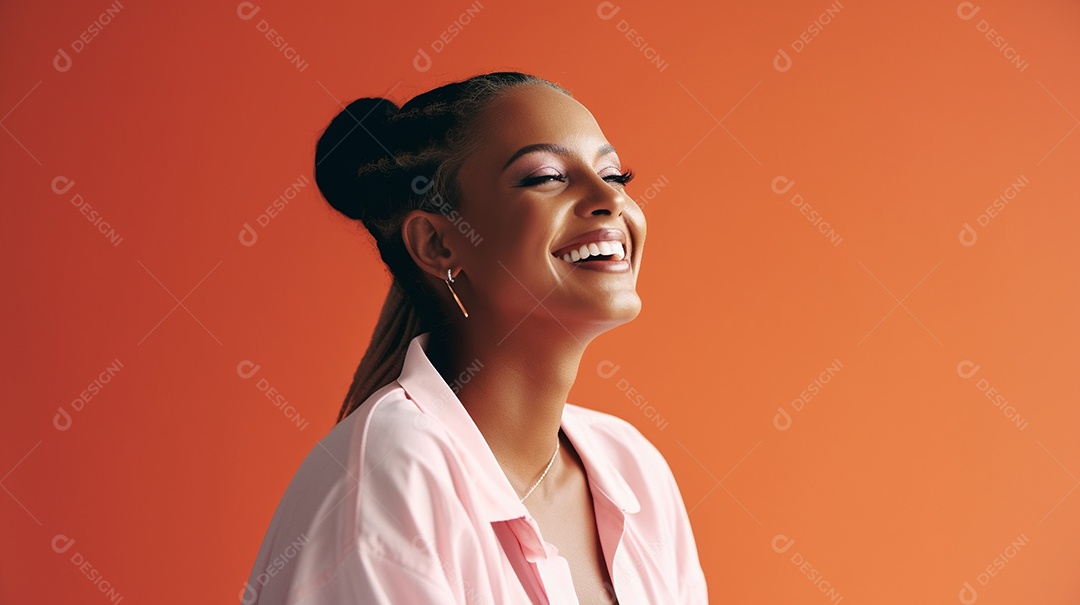 Alegre jovem adulta sorrindo com os dentes expostos em um retrato de tiro de estúdio contra um fundo colorido, expressando imensa felicidade.