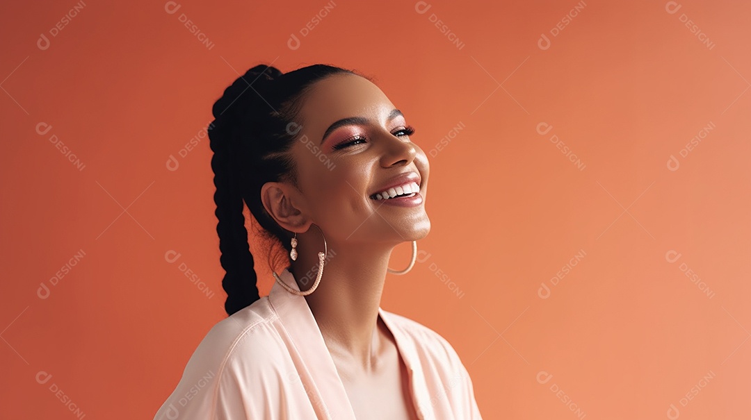 Alegre jovem adulta sorrindo com os dentes expostos em um retrato de tiro de estúdio contra um fundo colorido, expressando imensa felicidade.