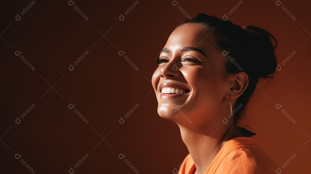 Alegre jovem adulta sorrindo com os dentes expostos em um retrato de tiro de estúdio contra um fundo colorido, expressando imensa felicidade.