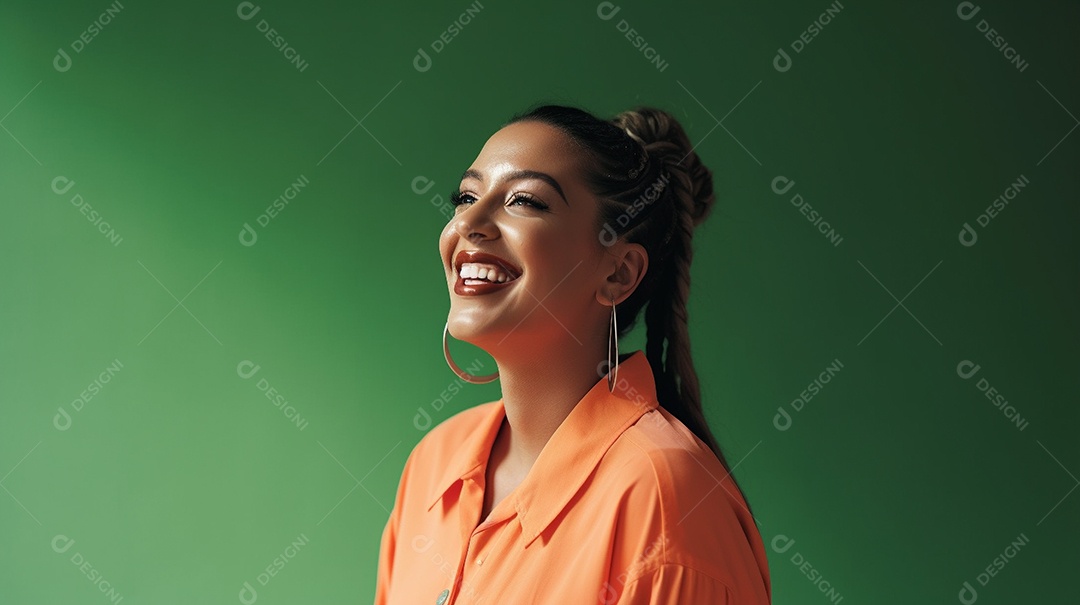 Alegre jovem adulta sorrindo com os dentes expostos em um retrato de tiro de estúdio contra um fundo colorido, expressando imensa felicidade.