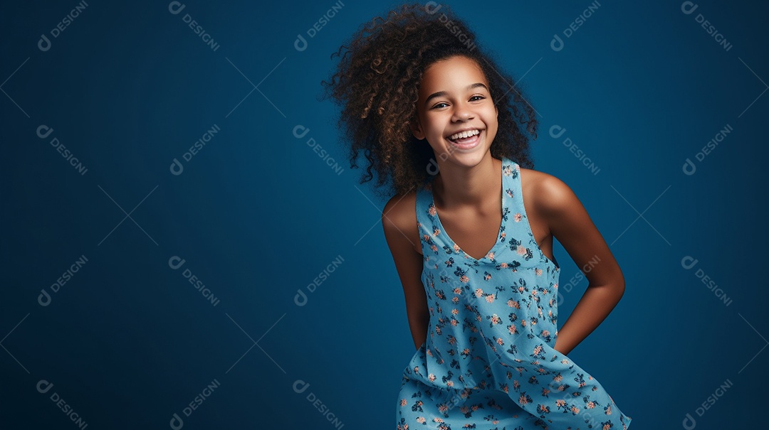 Adolescente sorridente com cabelo encaracolado.