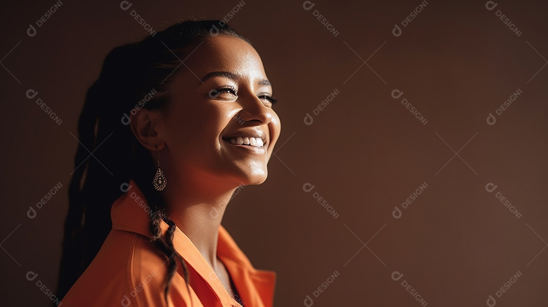 Alegre jovem adulta sorrindo com os dentes expostos em um retrato de tiro de estúdio contra um fundo colorido, expressando imensa felicidade.