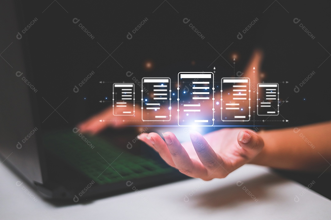 Mulher de negócios tocando monitor virtual com documento para aprovação on-line de garantia de qualidade