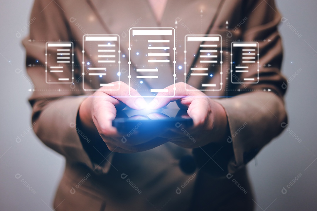 Mulher de negócios tocando monitor virtual com documento para aprovação on-line de garantia de qualidade