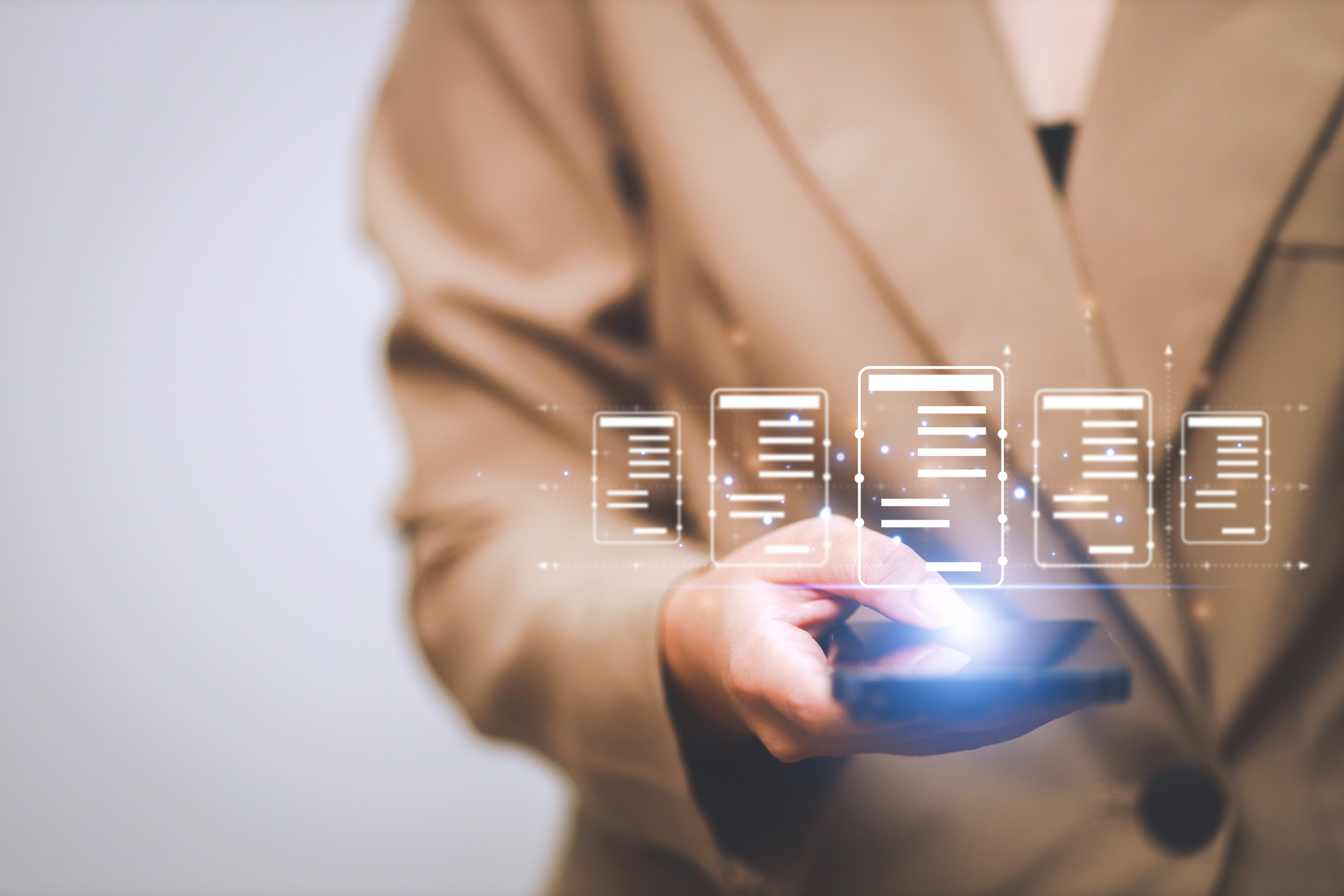 Mulher de negócios tocando monitor virtual com documento para aprovação on-line de garantia de qualidade