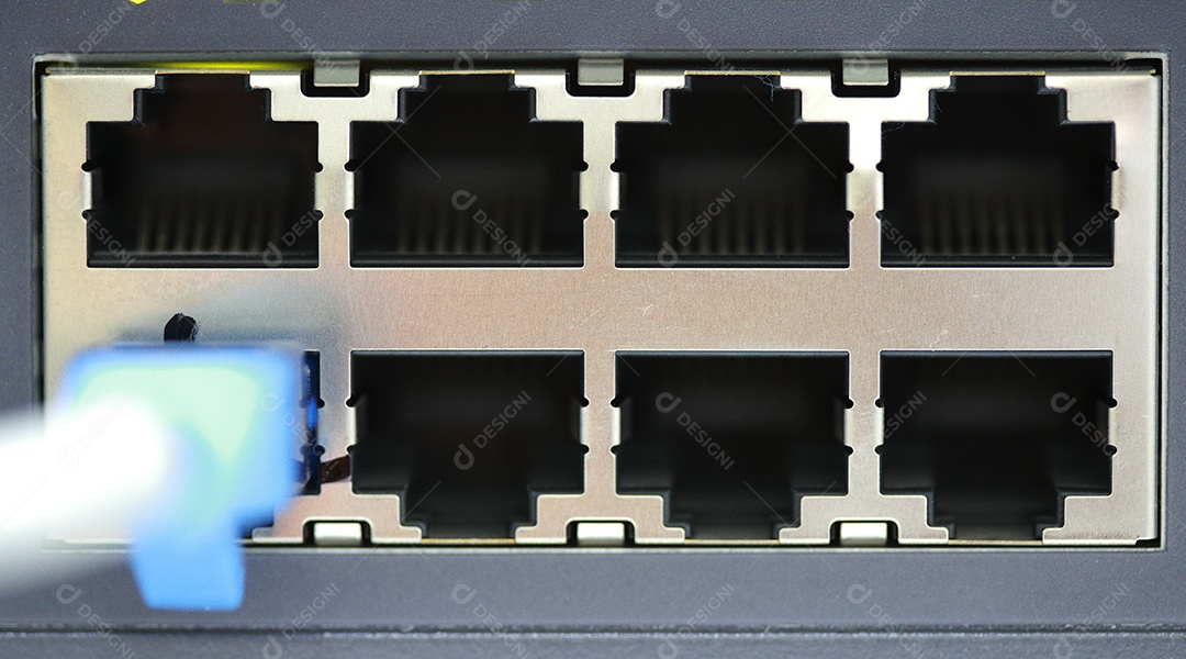 Sala de servidores de rede do centro de tecnologia com cabos de rede