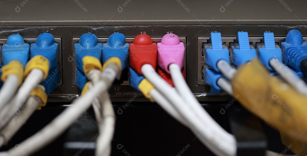 Sala de servidores de rede do centro de tecnologia com cabos de rede