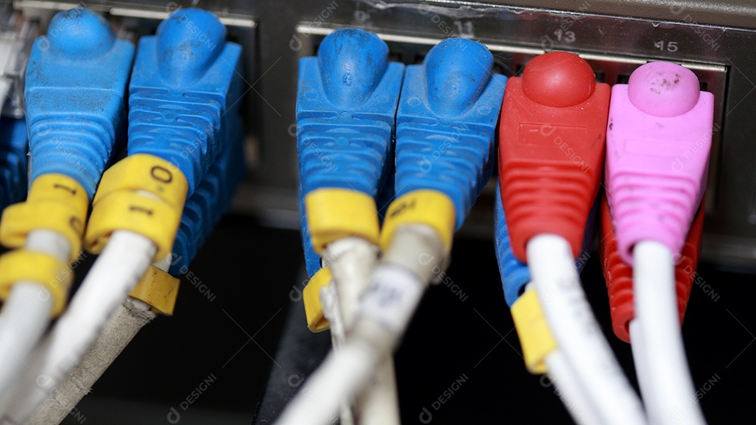 Sala de servidores de rede do centro de tecnologia com cabos de rede