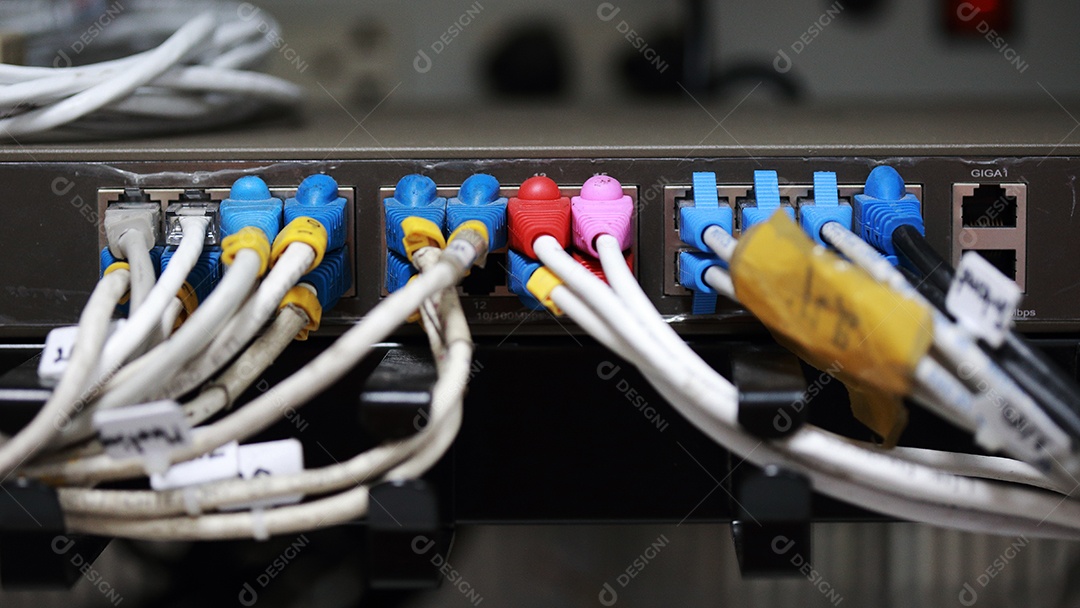 Sala de servidores de rede do centro de tecnologia com cabos de rede