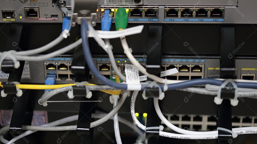 Sala de servidores de rede do centro de tecnologia com cabos de rede