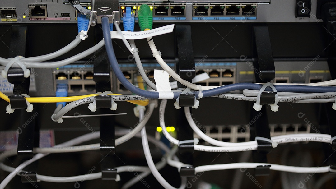 Sala de servidores de rede do centro de tecnologia com cabos de rede