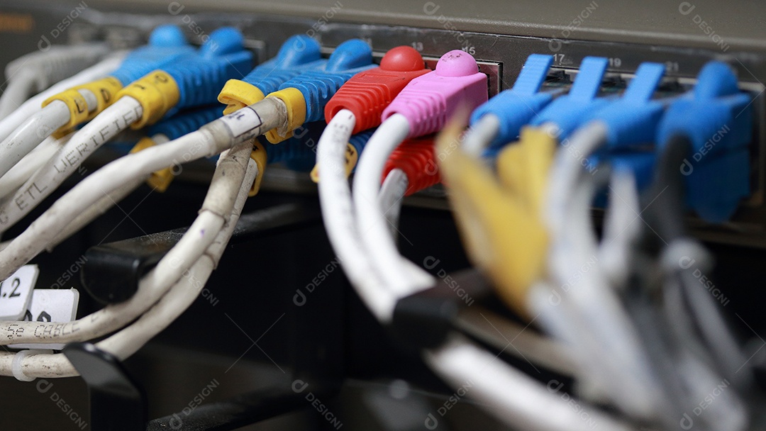 Sala de servidores de rede do centro de tecnologia com cabos de rede