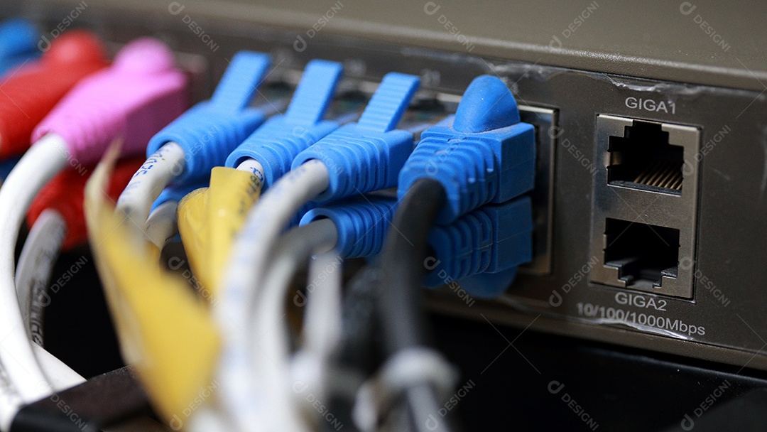 Sala de servidores de rede do centro de tecnologia com cabos de rede