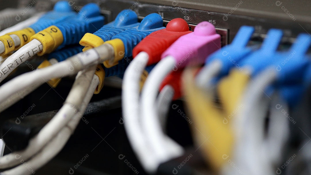 Sala de servidores de rede do centro de tecnologia com cabos de rede