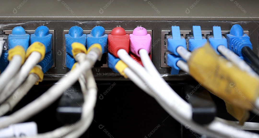 Sala de servidores de rede do centro de tecnologia com cabos de rede