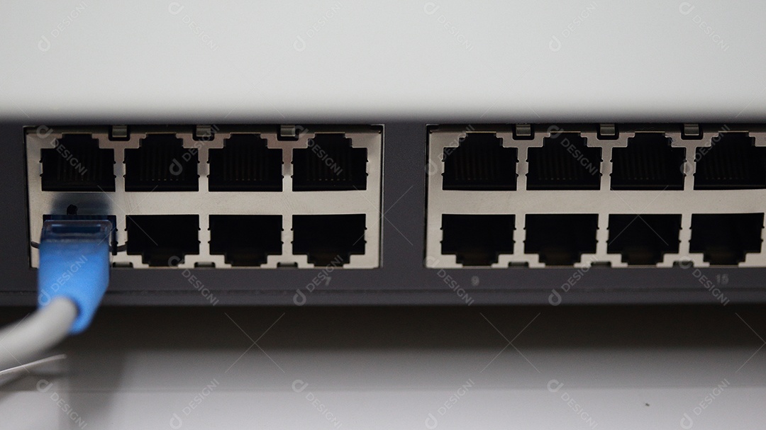 Sala de servidores de rede do centro de tecnologia com cabos de rede