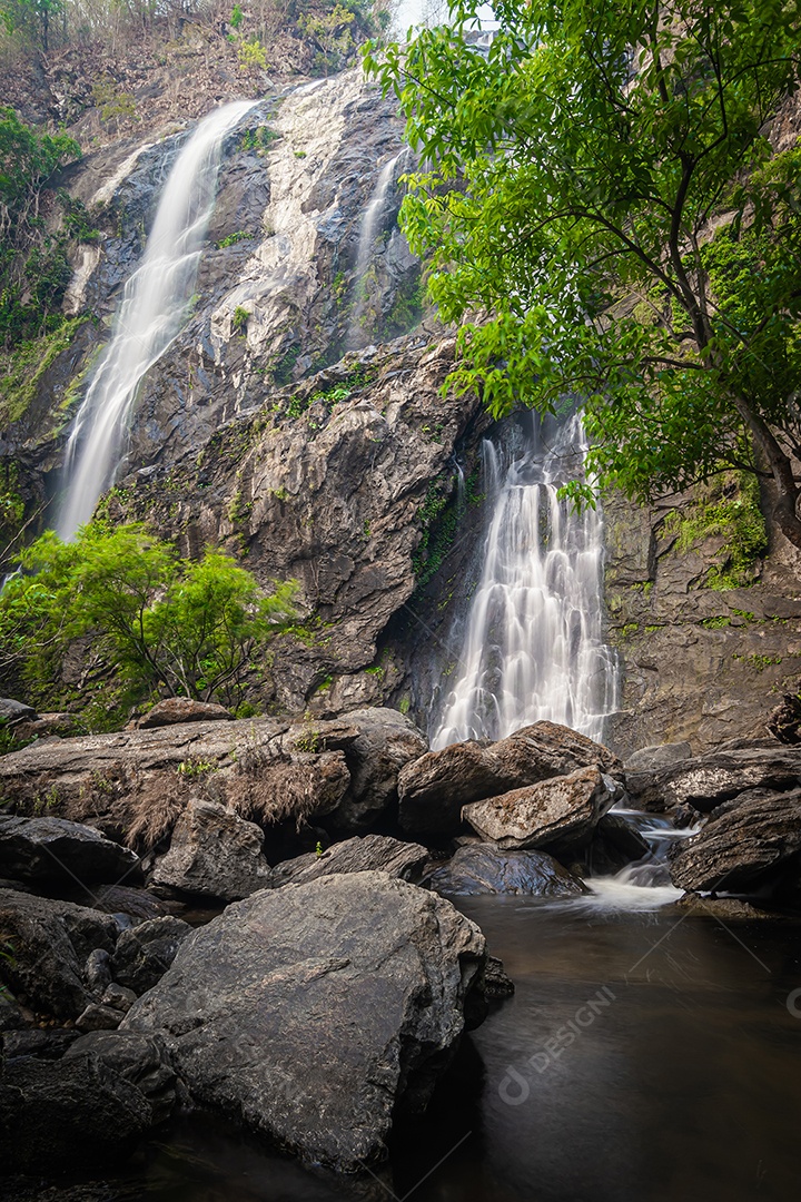 Belas cachoeiras no parque nacional klong lan da Tailândia