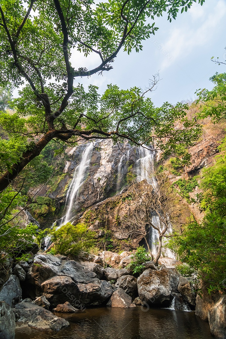Belas cachoeiras no parque nacional klong lan da Tailândia