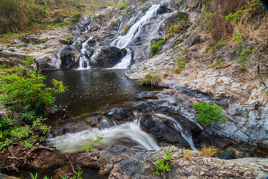 Belas cachoeiras no parque nacional klong lan da Tailândia