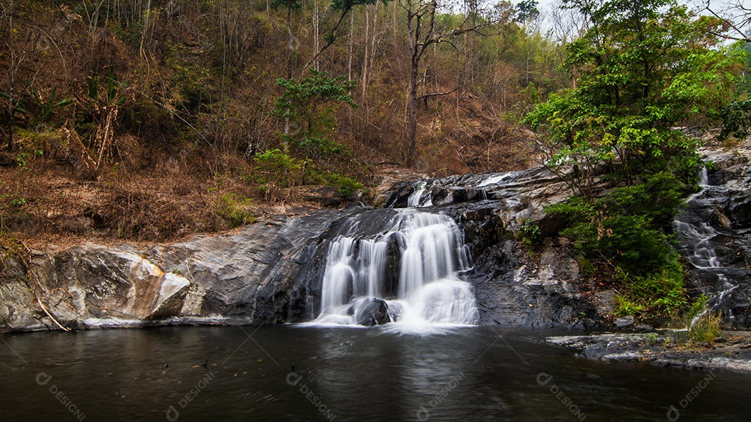 Belas cachoeiras no parque nacional klong lan da Tailândia