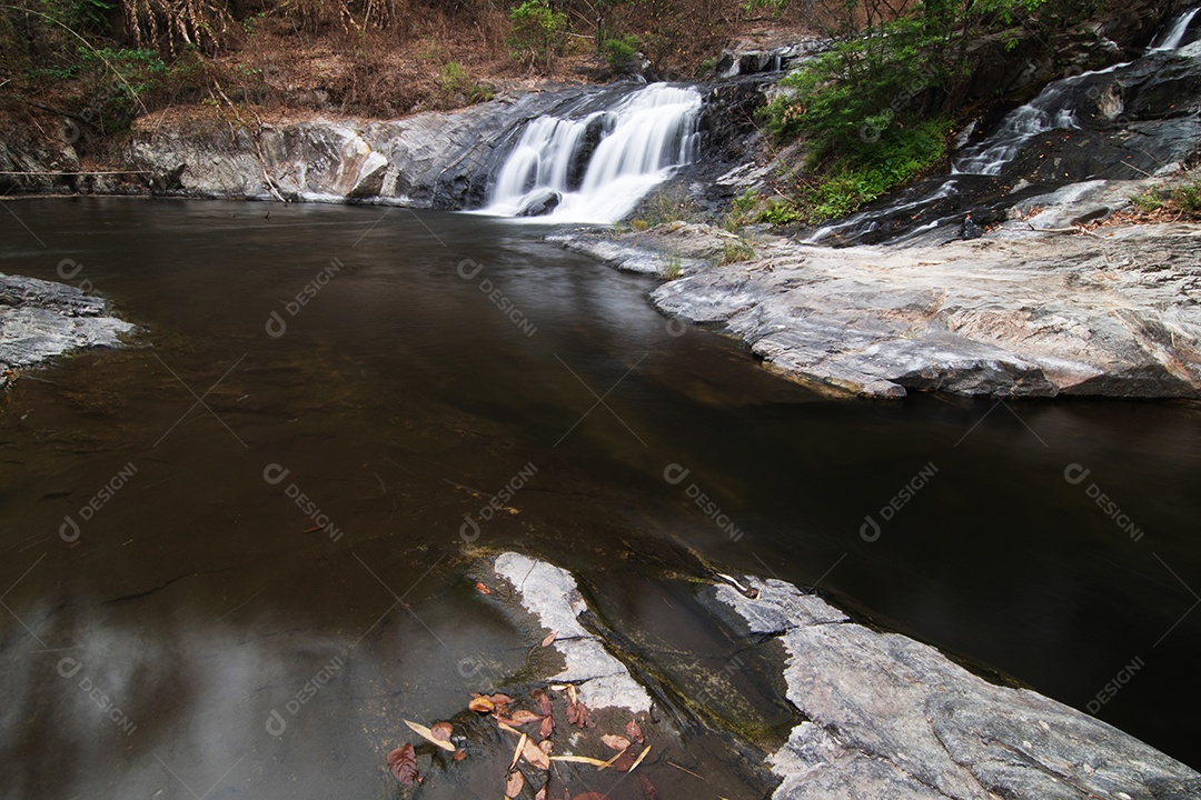 Belas cachoeiras no parque nacional klong lan da Tailândia