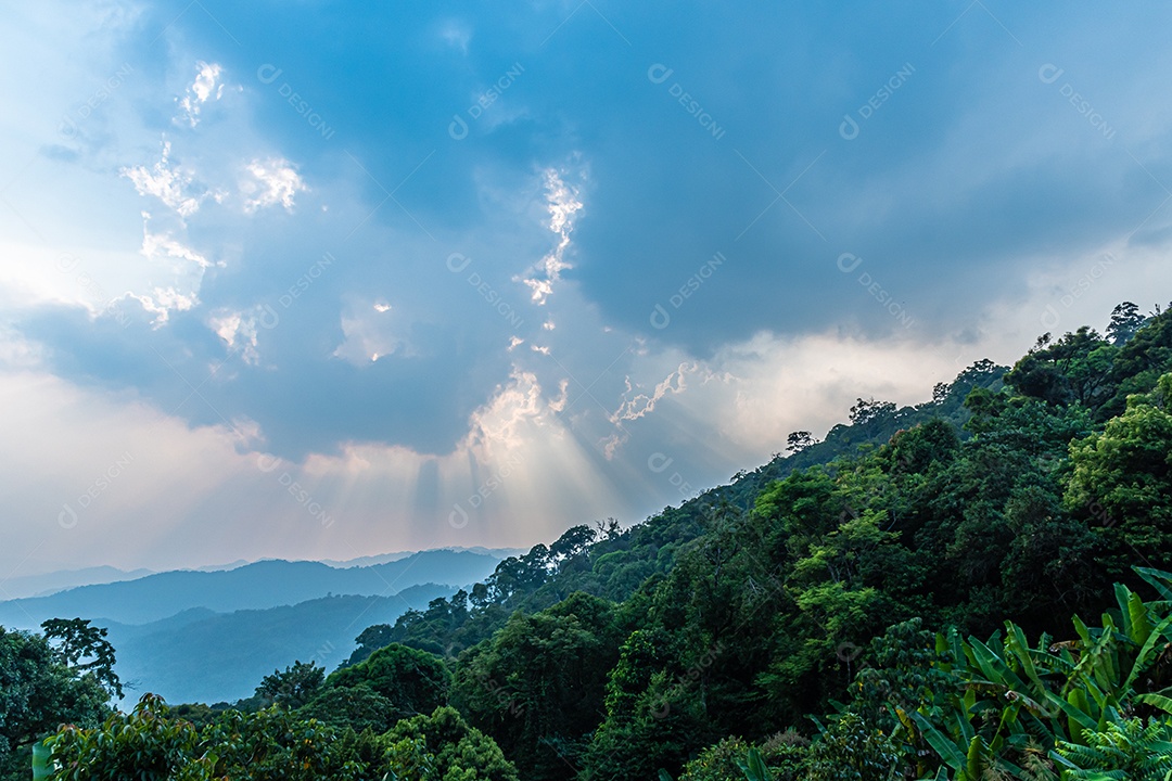 Brilho divino através das nuvens do sol quente da tarde conceito de paz e felicidade