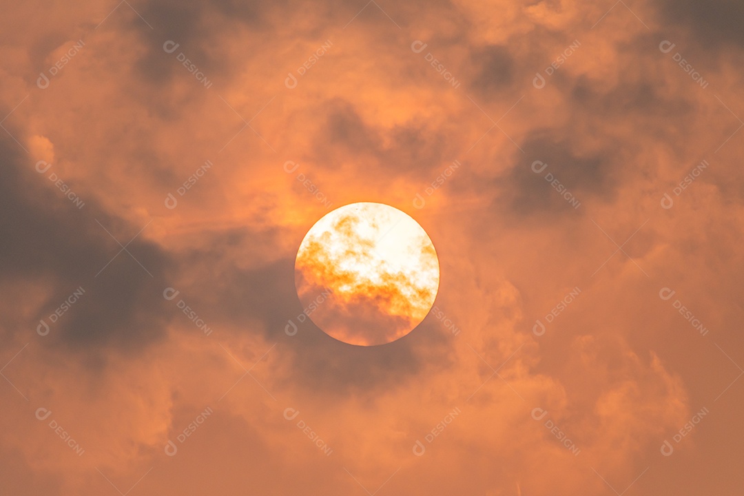 Brilho divino através das nuvens do sol quente da tarde conceito de paz e felicidade