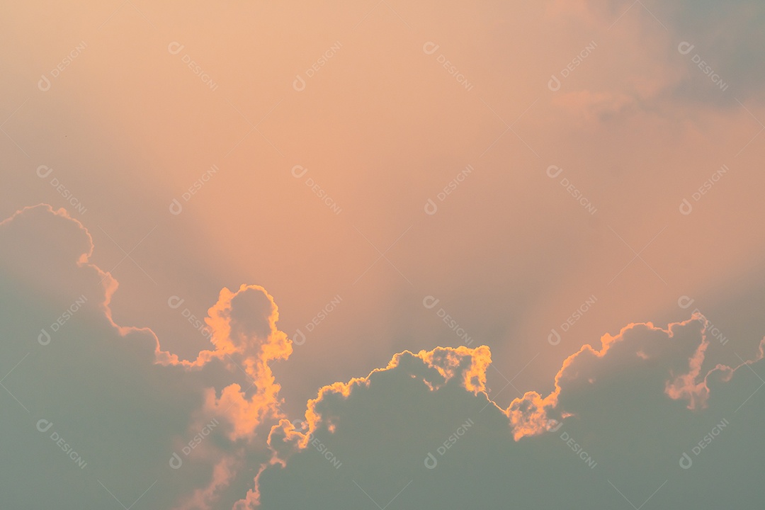 Brilho divino através das nuvens do sol quente da tarde conceito de paz e felicidade