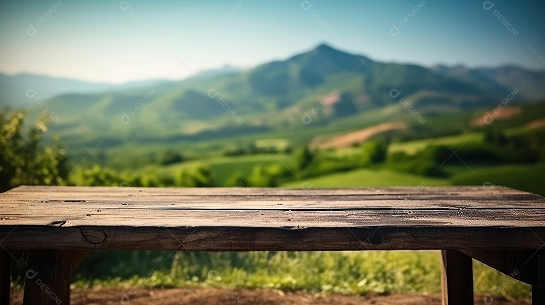 Mesa de madeira vazia fundo desfocado.